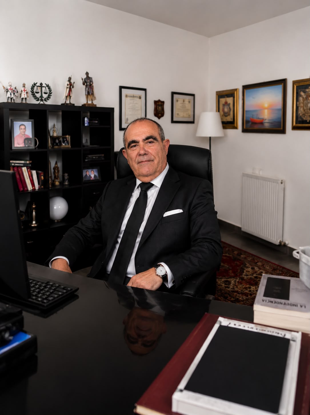 Francisco Javier de Alba Quirós en su despacho